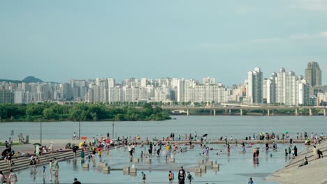 Koreanische-Familien-Mit-Kindern-Vergnügen-Sich-In-Seichten-Becken-Des-Yeouido-Hangang-Park-Cascade-Plaza-Am-Fluss-Han