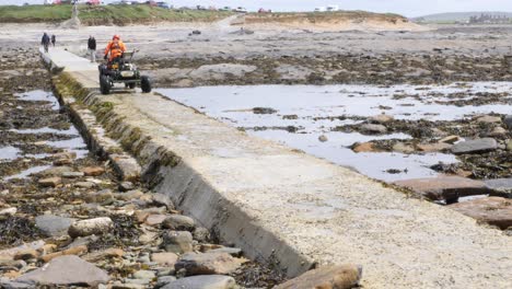 Ein-Arbeiter-Kehrt-Mit-Dem-Quadbike-über-Den-Brough-Of-Birsay-Causeway-Nach-Hause-Zurück