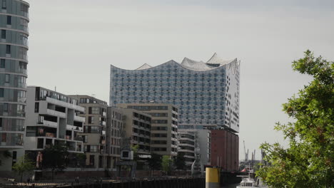 Moderne-Architektur-Am-Sandtorkai-Sandtorhafen-Mit-Elbphilharmonie-Im-Hintergrund,-Hafencity,-Hamburg,-Deutschland,-Europa-An-Einem-Sonnigen-Tag-Im-Sommer