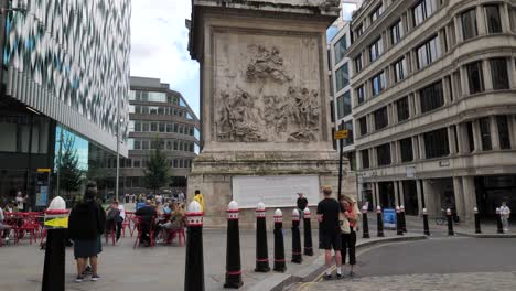 City-Of-London-England-September-2022-Schwenk-Rechts-Aufnahme-Des-Fire-Of-London-Monument-Mit-Touristen-Unten