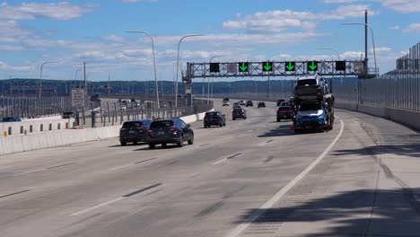 Conductores-De-Transporte-De-Automóviles-En-El-Puente-De-La-Carretera