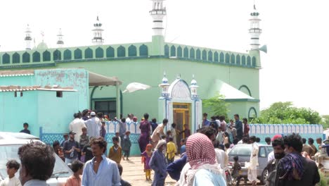 Escena-Ocupada-Fuera-De-La-Mezquita-Verde-En-La-Zona-Rural-De-Sindh-En-El-Campamento-De-Ayuda-Contra-Inundaciones