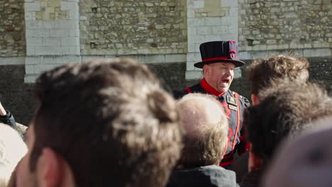 Yeomen-Warder-Hablando-Frente-A-Los-Turistas-Durante-Un-Recorrido-Por-La-Torre-De-Londres