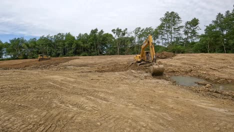 Excavadora-Hidráulica-Quitando-La-Suciedad-Del-Fondo-De-Un-Estanque-Nuevo,-Usando-El-Cucharón-Para-Apisonar-La-Suciedad-En-La-Parte-Superior-De-La-Pared-Lateral