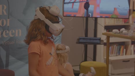 Dos-Niñas-Jugando-Y-Divirtiéndose-Con-Auriculares-De-Realidad-Virtual