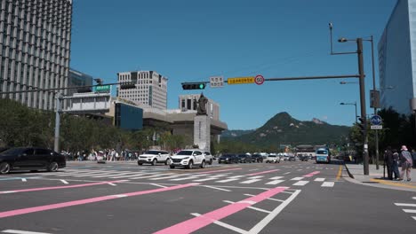 Street-view-of-traffic-on-Sejong-daero-next-to-Gwanghwamun-Square,-Seoul