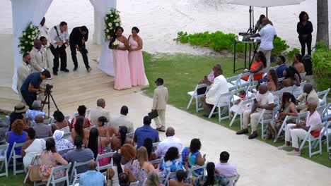 Junger-Ringträger-Geht-Bei-Hochzeit-In-Tropischem-Strandziel-Den-Gang-Entlang