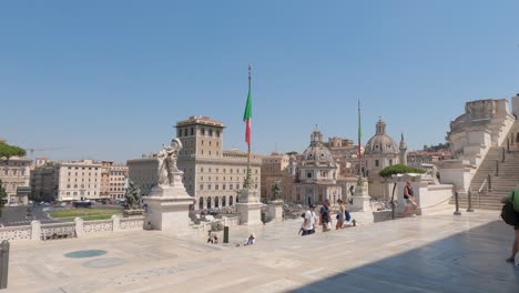 Turista-Subiendo-Escaleras-En-El-Monumento-A-Victor-Emmanuel-Ii-En-Un-Día-Soleado