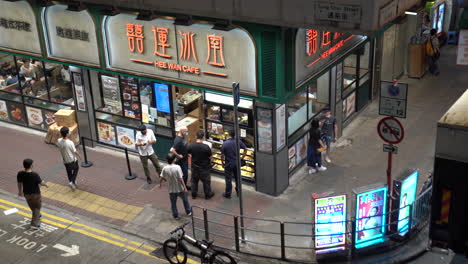 Hongkong--20-De-Mayo-De-2022:-Los-Trabajadores-Pasan-Frente-A-Un-Café-Después-De-Terminar-El-Trabajo-Por-La-Noche