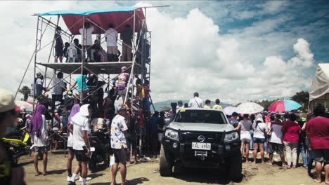 Gerüst-Für-Die-Medien,-VIPs-Und-Einige-Zuschauer,-Vollgepackt,-Da-Der-Am-Meisten-Erwartete-Motocross-Wettbewerb-In-Cádiz-City-Zurück-Ist