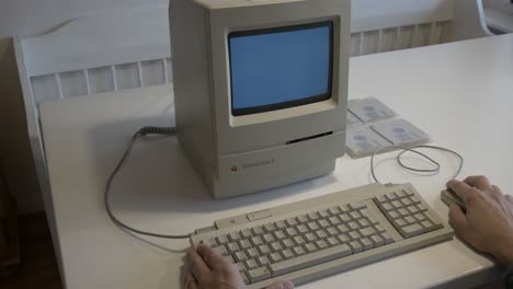 Ein-Mann-Startet-Seinen-Alten-Computer