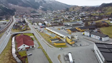 Pueblo-De-Moi-En-El-Municipio-De-Lund-Noruega---Antena-Ascendente-Que-Revela-Un-Pequeño-Pueblo-Y-Una-Carretera-Entre-Montañas