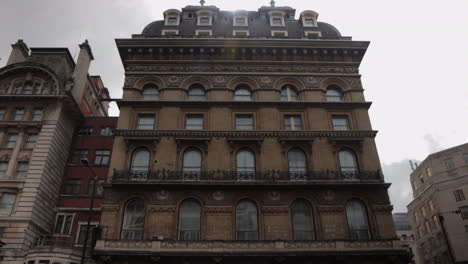 Edificio-Antiguo-Junto-A-La-Estación-De-Victoria,-Londres,-Reino-Unido,-Hora-Del-Día,-Panorámica-Hacia-Arriba