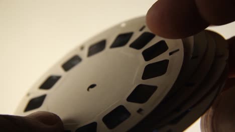 Schauen-Sie-Sich-Die-Alten-3D-View-Master-Rollen-Genau-An