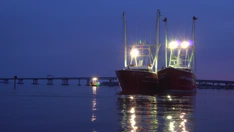 Dos-Arrastreros-Camaroneros,-Barcos-De-Pesca-Comercial-Atracados-En-Nueva-Berna-Durante-Una-Protesta-Contra-Las-Regulaciones,-Por-La-Noche,-En-Carolina-Del-Norte