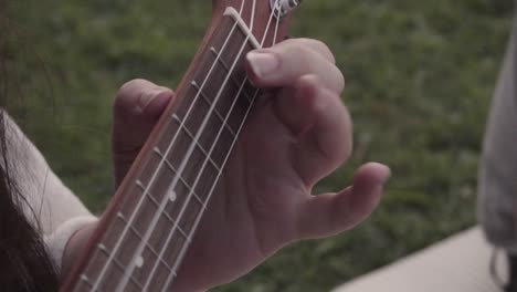 Este-Es-Un-Momento-Pacífico-Con-Una-Grabación-De-Ukelele,-Tocando-En-La-Naturaleza