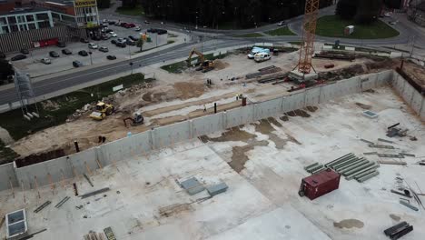 Drohnenaufnahmen-Eines-Krans-Auf-Einer-Baustelle-In-Einer-Nordischen-Stadt-In-Europa