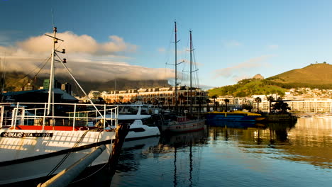 Barcos-Amarrados-En-El-Puerto-De-Ciudad-Del-Cabo,-Vista-De-La-Montaña-De-La-Mesa-Cubierta-De-Nubes