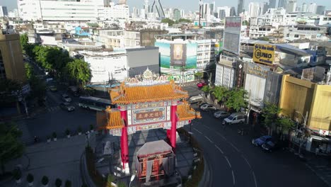 Incline-Hacia-Abajo-La-Puerta-Del-Barrio-Chino-De-Drones,-Yaowarat-Road-Y-Skyline-Bangkok,-Tailandia