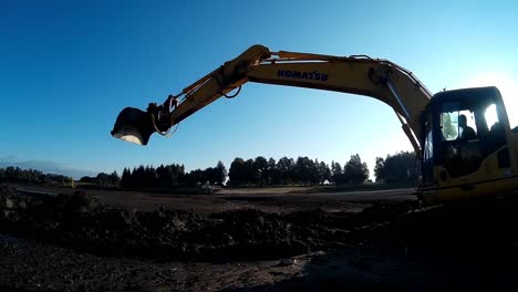 La-Excavadora-Amarilla-Trabaja-Con-Un-Balde-Para-Limpiar-Lodos-De-Lodo-Y-Escombros-Del-Fondo-Del-Río-Drenado