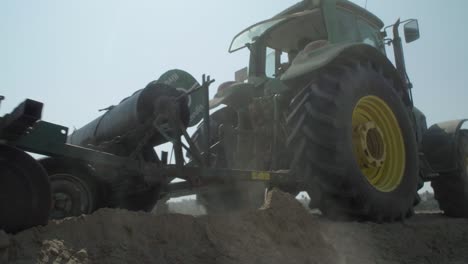 Tractor-Tirando-De-Mantillo-De-Plástico-Negro-A-Través-Del-Campo-De-Cultivo-En-Huelva,-España