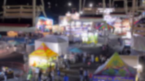 Bokeh-Borroso-Parque-De-Atracciones-De-Carnaval-De-La-Feria-Estatal-Por-La-Noche-Con-Luces-Y-Paseo-En-Góndola-Vacía