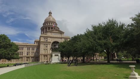 El-Capitolio-Del-Estado-De-Texas,-Brillando-Bajo-El-Sol-De-Finales-De-Verano,-Y-Mostrando-El-Hermoso-Granito-De-Color-Rosa-Que-Cubre-El-Exterior