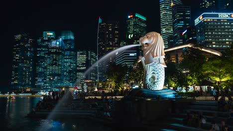 Un-Lapso-De-Tiempo-Del-Merlion-En-Singapur-Con-Una-Vista-De-La-Ciudad-Detrás