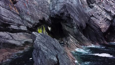 Mizen-Head,-Irlanda,-Dramáticas-Tomas-De-Drones-De-Los-Acantilados-En-Un-Día-Brumoso