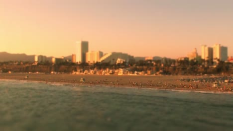 Eine-Schöne-Küstenaufnahme-Des-Berühmten-Strandes-Von-Santa-Monica-Mit-Vielen-Strandbesuchern,-Die-Den-Sommer-Genießen