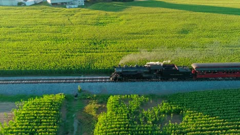 Dampfzug,-Der-In-Einer-Amish-Landschaft-Schnauft,-Wie-Von-Einer-Drohne-Gesehen