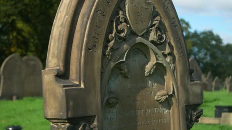 Toma-Panorámica-A-La-Izquierda-De-Las-Lápidas-Del-Cementerio