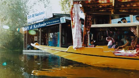 Famoso-Mercado-Flotante-Del-Lago-Dal-En-Srinagar,-Jammu-Y-Cachemira,-India