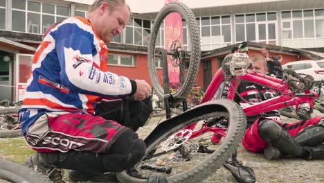 Mann-Wechselt-Die-Luftkammer-Auf-Einem-Mountainbike-In-Cervinia-Italien-Während-Des-Maxivalance-Rennens-2018