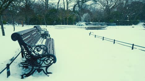 Parkbank-In-St.-Stephen&#39;s-Green-Während-Eines-Schneesturms