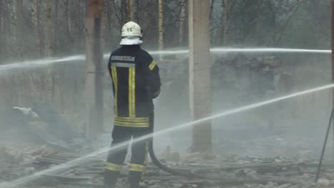 Los-Bomberos-Dirigen-El-Chorro-De-Agua-Sobre-La-Casa-En-Llamas