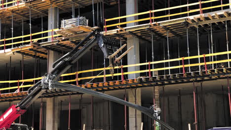 Una-Carretilla-Elevadora-En-Un-Sitio-De-Construcción-Levantando-Barras-De-Metal