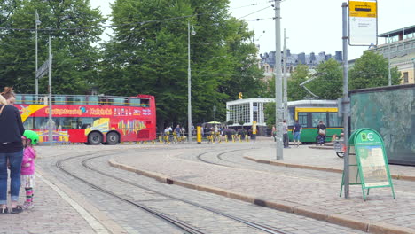 Die-Stadt-Helsinki-Ist-Durch-Ein-Dichtes-öffentliches-Verkehrsnetz-Abgedeckt