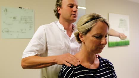 Osteopath-Behandelt-Seine-Patientin-Im-Nacken--Und-Oberen-Rückenbereich