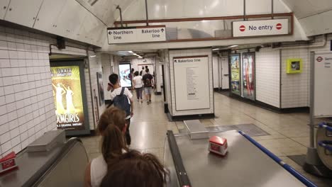 Llegar-Al-Final-De-La-Escalera-Mecánica-En-El-Metro-De-Londres,-Estación-Charing-Cross