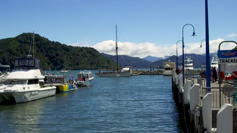 Kleiner-Landhafen-Mit-Yachten