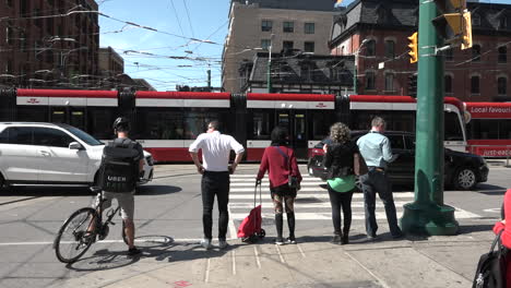 La-Gente-Espera-Para-Cruzar-Una-Concurrida-Calle-Del-Centro-En-Un-Día-Soleado