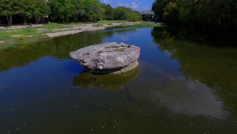 Die-Bürstende-Bachüberquerung-Am-Runden-Felsen,-Ein-Runder-Tafelfelsen-In-Der-Mitte-Der-Überquerung