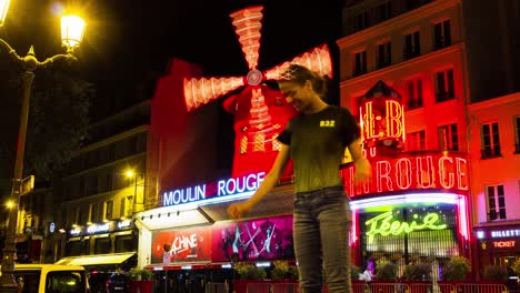 Timlapse-De-Niñas-Jugando-Frente-Al-Moulin-Rouge