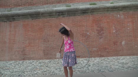 Cámara-Lenta-De-Cerca-Y-Panorámica-De-Chica-Haciendo-Hula-Hoop