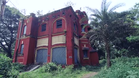 Exterior-De-Edificio-Antiguo-Abandonado-Aterrador-Y-Espeluznante-Con-Plantas-Y-árboles-Alrededor