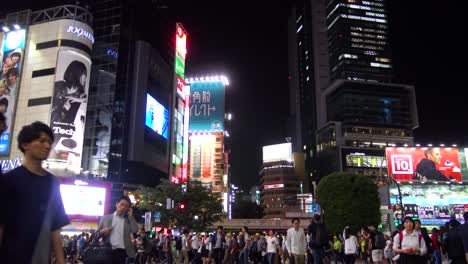 Autos-Y-Miles-De-Personas-Cruzan-El-Famoso-Cruce-De-Shibuya-En-Tokio-Japón-Timelapse