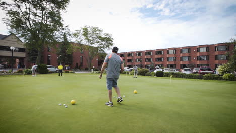 Weitwinkelaufnahme-Einer-Gruppe-Von-Golfspielern,-Die-Minigolf-Spielen