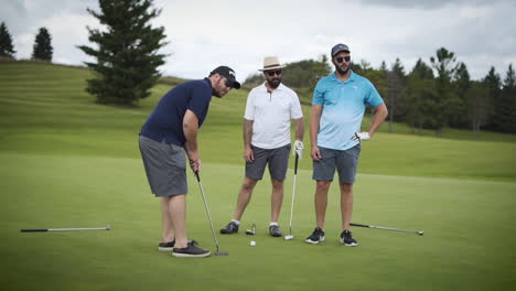 Tres-Amigos-Poniendo-En-Un-Campo-De-Golf-En-Cámara-Lenta