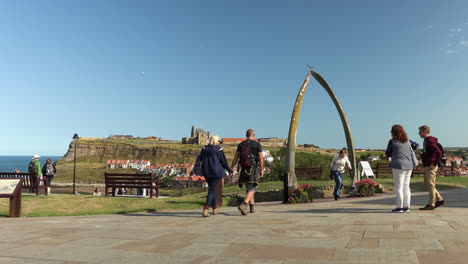 El-Arco-De-Huesos-De-Ballena-En-Whiby-Es-Una-Parada-Fotográfica-Frecuente-Para-Los-Visitantes